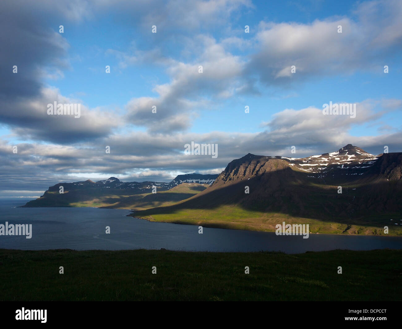 Abendlicht am östlichen Ende des Seydisfjörður von in der Nähe von Sellstaðir, Island Stockfoto