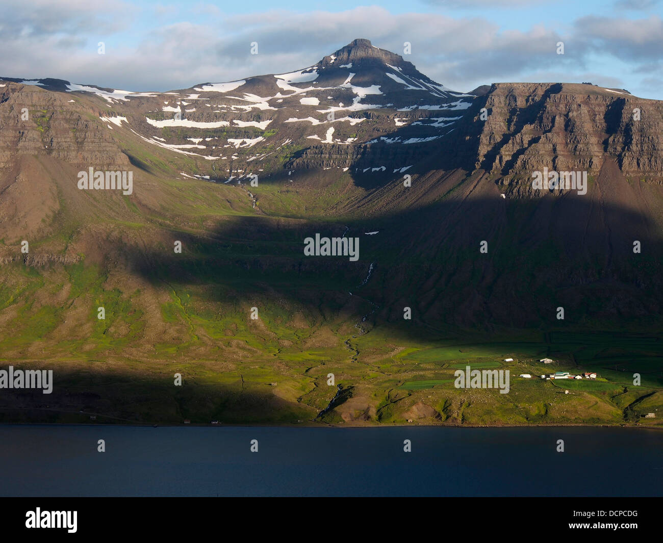 Abendlicht am östlichen Ende des Seydisfjörður von in der Nähe von Sellstaðir, Island Stockfoto