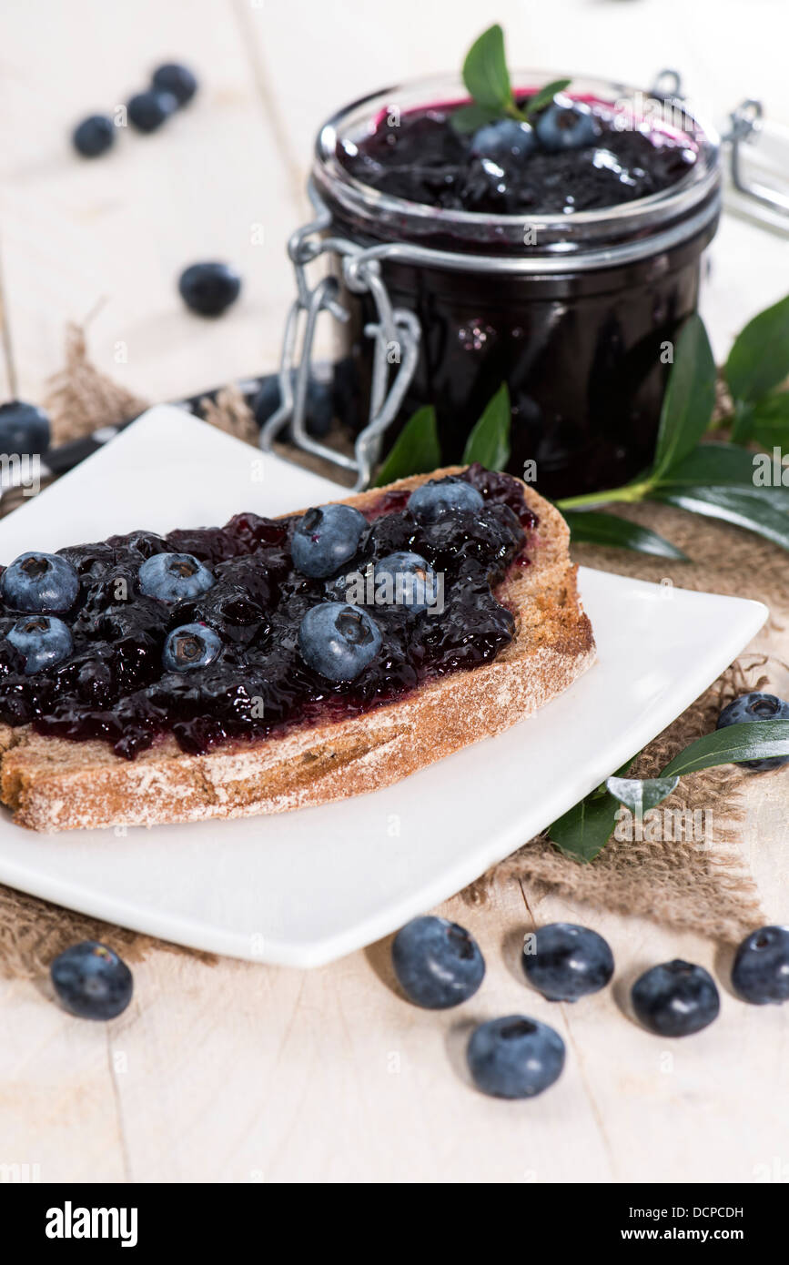 Scheibe Brot mit Blaubeeren Marmelade und frisches Obst Stockfoto