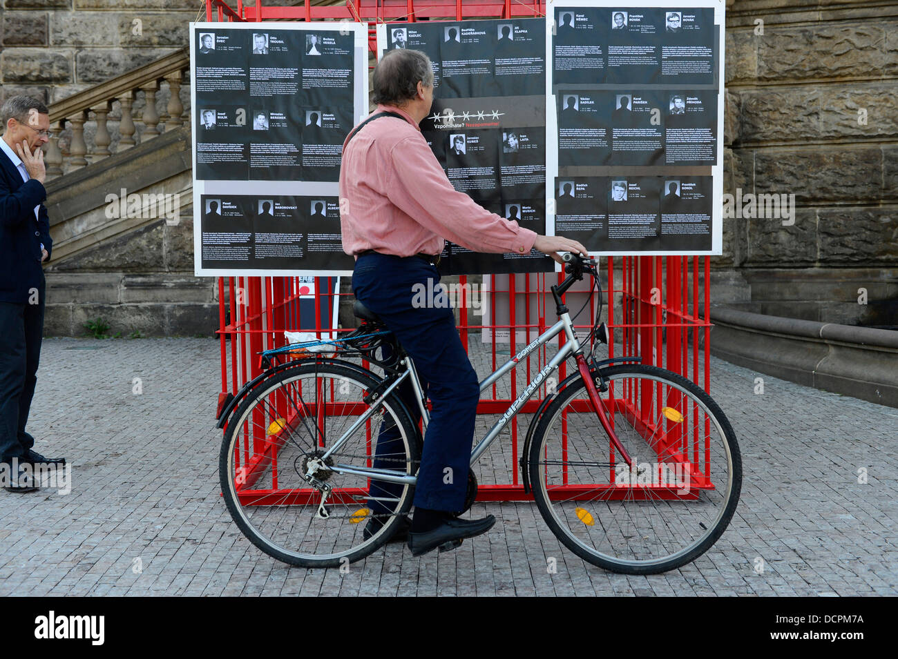 Prag, Tschechische Republik. 21. August 2013. August andächtig Gedenken an die Opfer von der Besetzung der Tschechoslowakei durch Truppen des Warschauer Paktes fand vor dem Nationalmuseum in Prag, Tschechien am 21. August 2013. Die Veranstaltung wird organisiert von der Plattform des demokratischen und antikommunistischen Bürgerinitiativen Bezkomunistu.cz (ohne Kommunisten). Heute ist es zum 45. Jahrestag der Invasion. (CTK Foto/römische Vondrous) © CTK/Alamy Live-Nachrichten Stockfoto