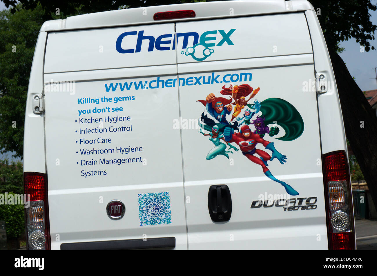 Design und QR Code auf der Rückseite eines Chemex weißen Vans. Stockfoto