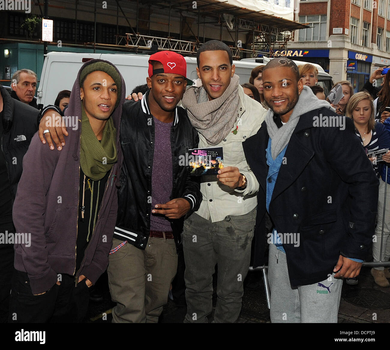 Aston Merrygold, Oriste Williams, Marvin Humes und JB, echte Namen Jonathan Gill, der JLS außerhalb der BBC Radio 1 Studios London, England - 09.11.11 Stockfoto