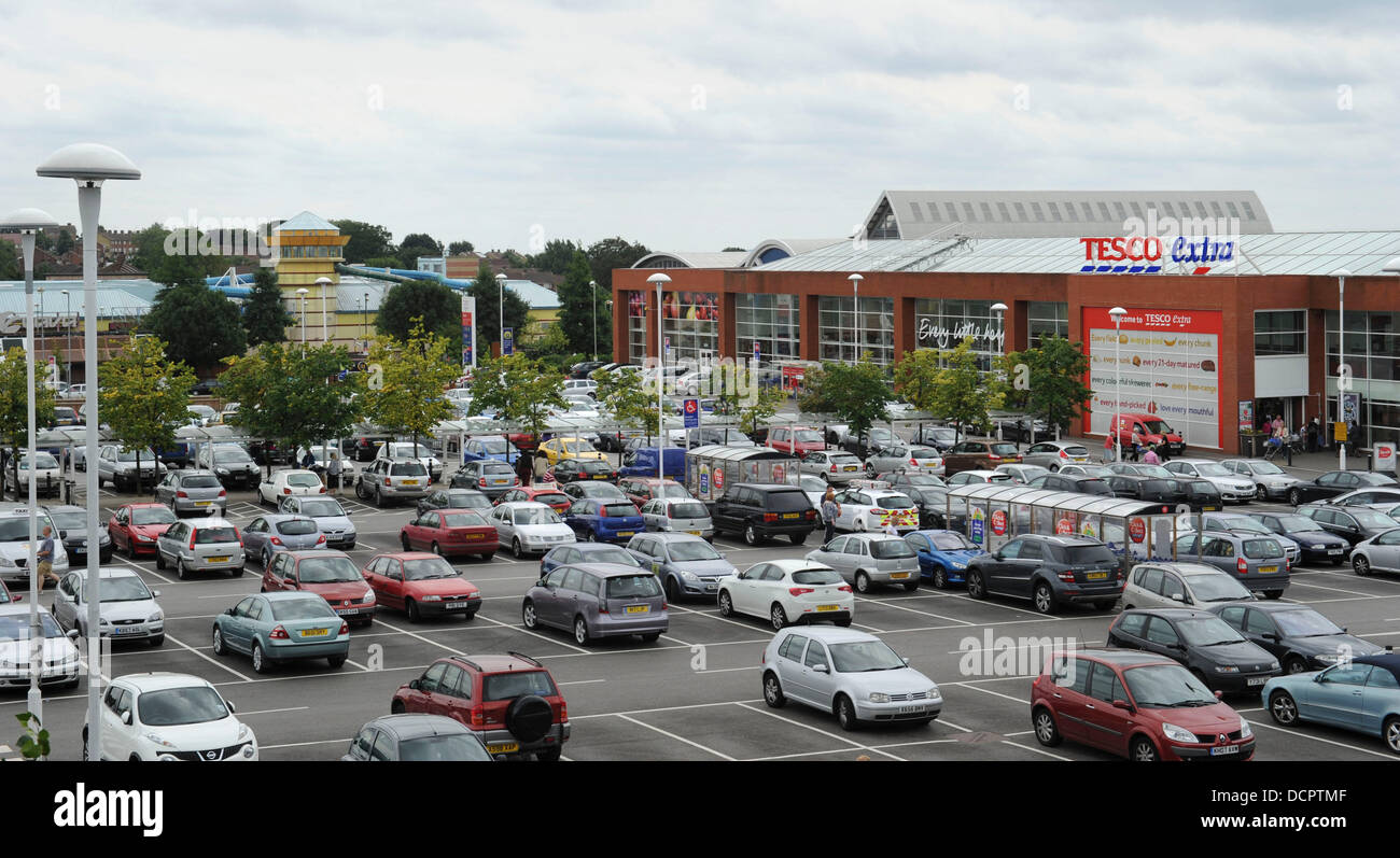 Hemel Hempstead, Großbritannien. 20. August 2013. Hemel Hempstead ist laut einer Umfrage, laufen durch das Team hinter den Mist Städte Publikationen BritainÕs Ugliest Stadt ernannt worden. Hertfordshire Stadt gewannen die "Auszeichnung" vor Luton, Slough und Bracknell abgebildet - Tesco Extra, Jarmans Park, Hemel Hempstead, Herts. © KEITH MAYHEW/Alamy Live-Nachrichten Stockfoto