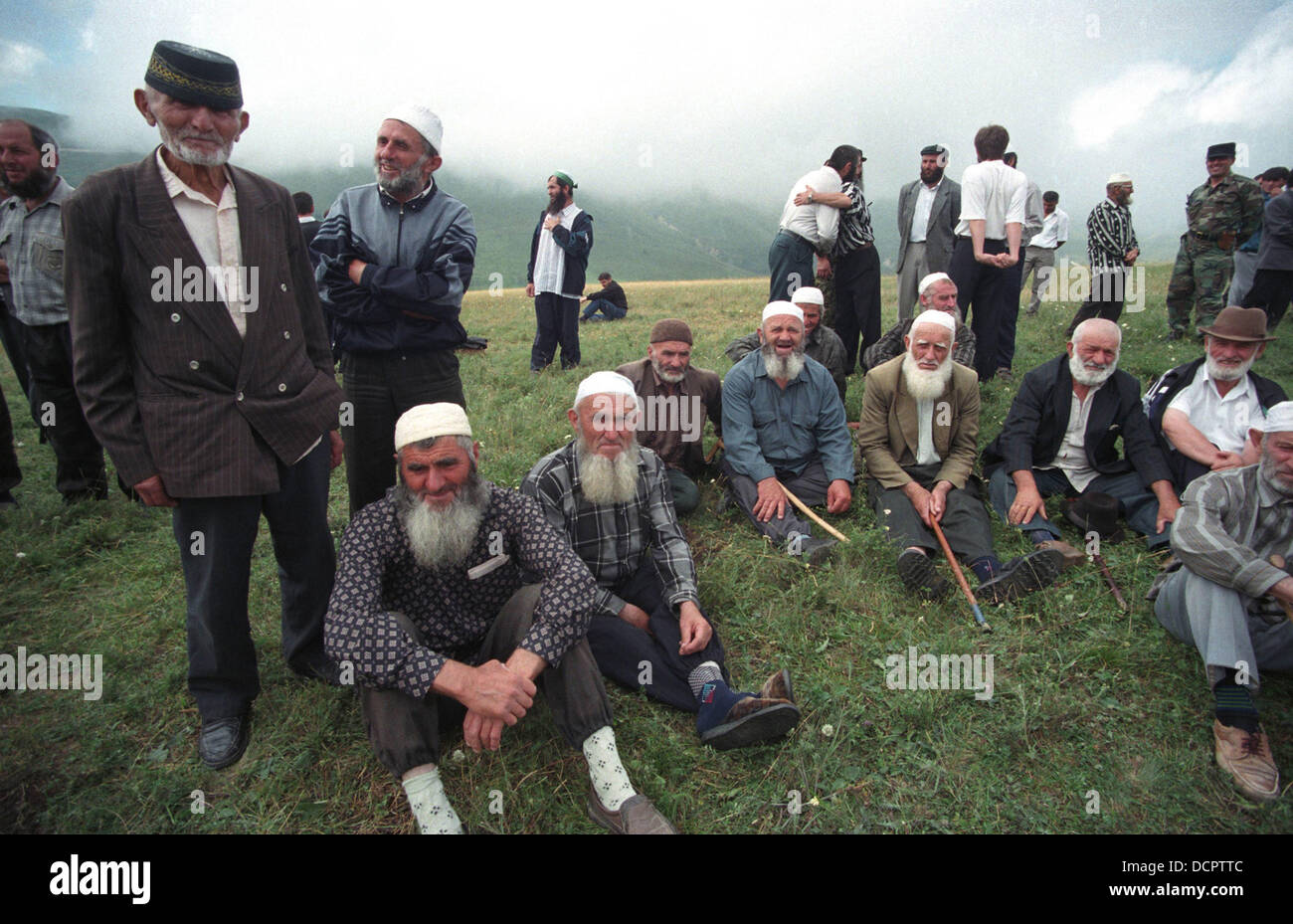 Wahhabies von Dagestan und Tschetschenien gesammelt für eine Besprechung Karamakhi Dorf, Republik Dagestan Stockfoto