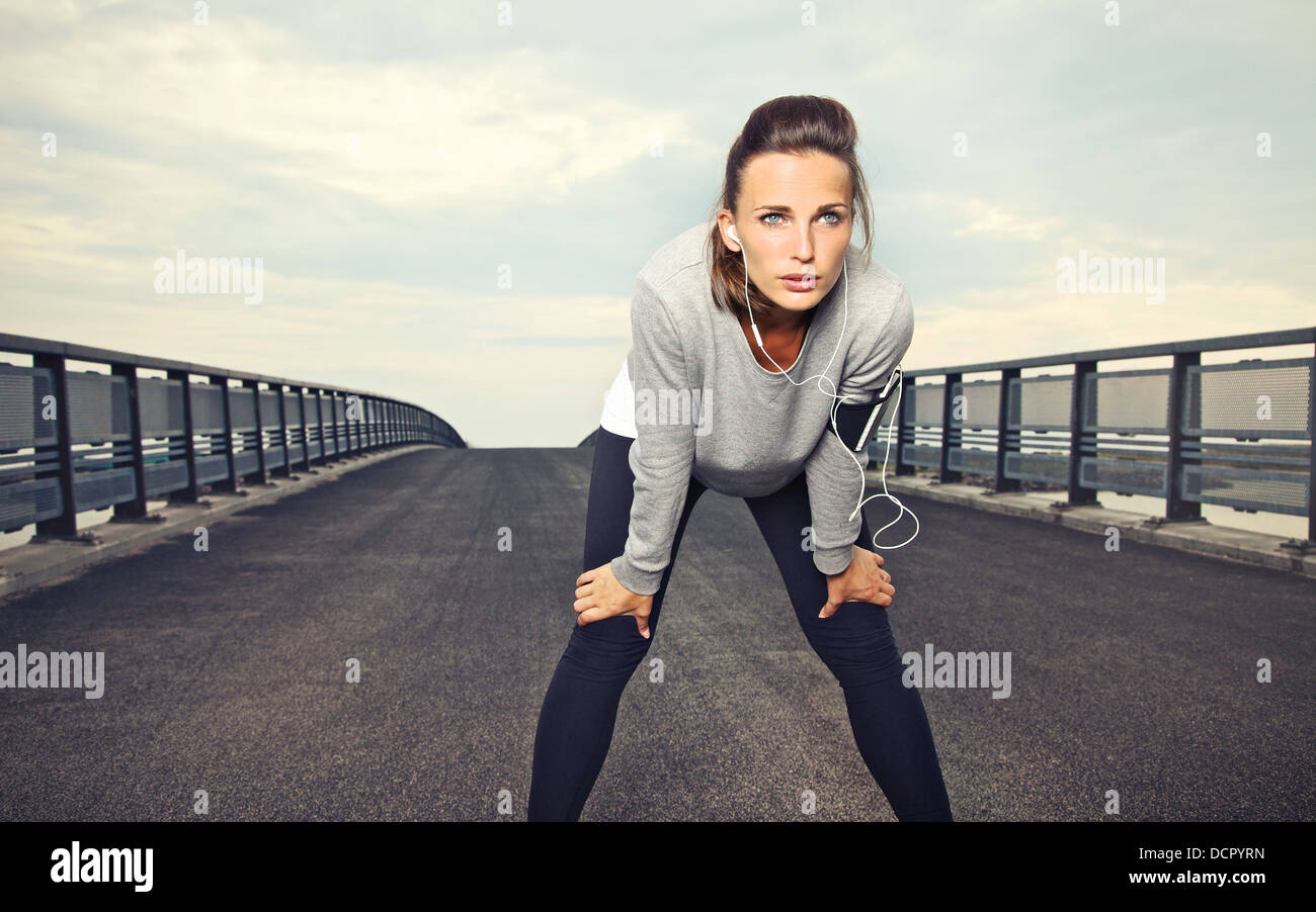 Weibliche Läufer mit Konzentration und Entschlossenheit zu laufen Stockfoto