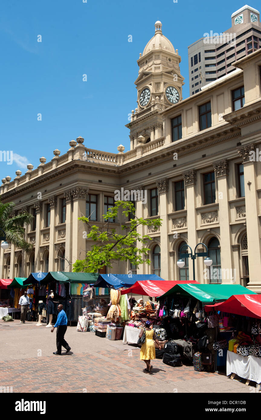 Marktstände neben der Main Post Office building, ehemals das Rathaus im Jahre 1885, Durban, Südafrika Stockfoto