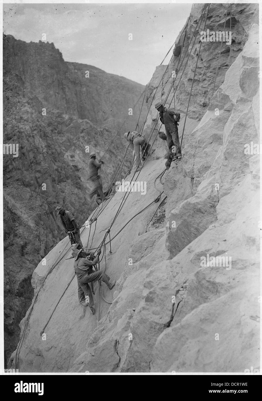 High-Scaler arbeiten an den Arizona Influence Towers, die 550 Meter über dem Colorado River liegen. Diese Mitarbeiter sind dafür verantwortlich, hohe Strukturen zu installieren, um die für Wassereinlasssysteme erforderlichen Anlagen zu installieren. Diese Arbeit ist für die Steuerung des Wasserflusses in verschiedene Regionen im Südwesten der USA von entscheidender Bedeutung Stockfoto