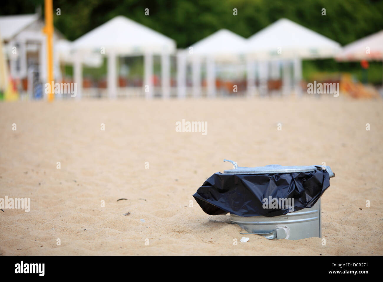 Graues Metall Abfalleimer oder Papierkorb kann mit einer Plastiktüte in Strand im freien Stockfoto