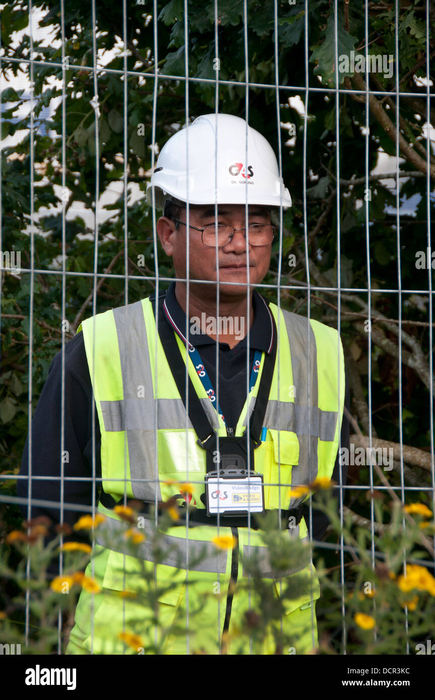 Website der Cuadrilla bohren. Demonstration gegen Fracking 18.08.2013. Ex-Gurkha Security Guard hinter dem Zaun Stockfoto