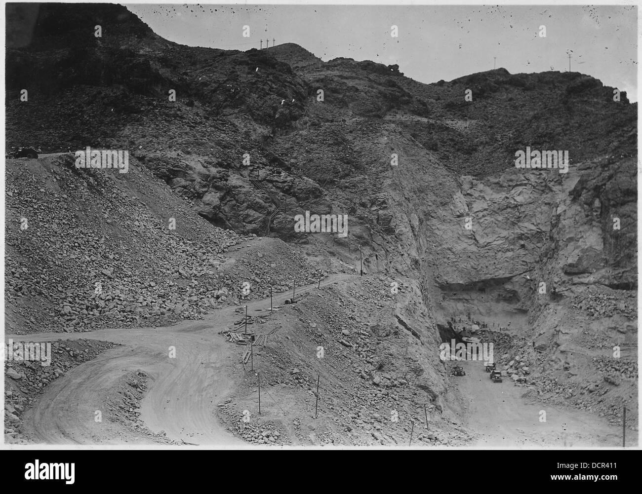 Ein Blick flussabwärts in die Ausgrabung für den Arizona-Überlauf, mit einer hohen Füllung links als Start- und Landebahn für die Bauarbeiter von sechs Unternehmen. Stockfoto Ein Blick flussabwärts in die Ausgrabung für den Arizona-Überlauf, mit einer hohen Füllung links als Start- und Landebahn für die Bauarbeiter von sechs Unternehmen. Stockfoto