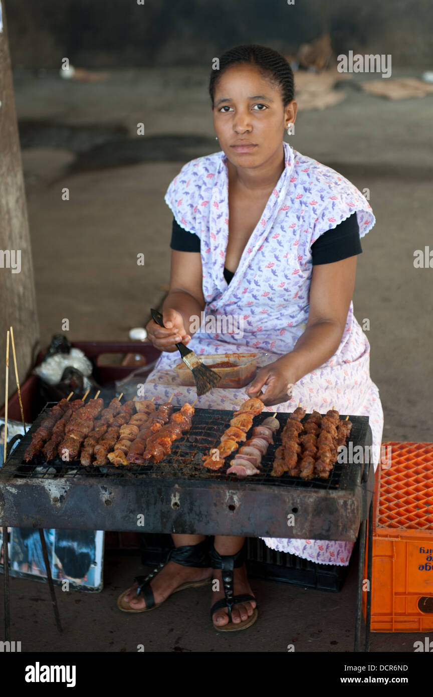 Frau verkaufen Fleisch Kebab, Victoria Street Market, Durban, Südafrika Stockfoto