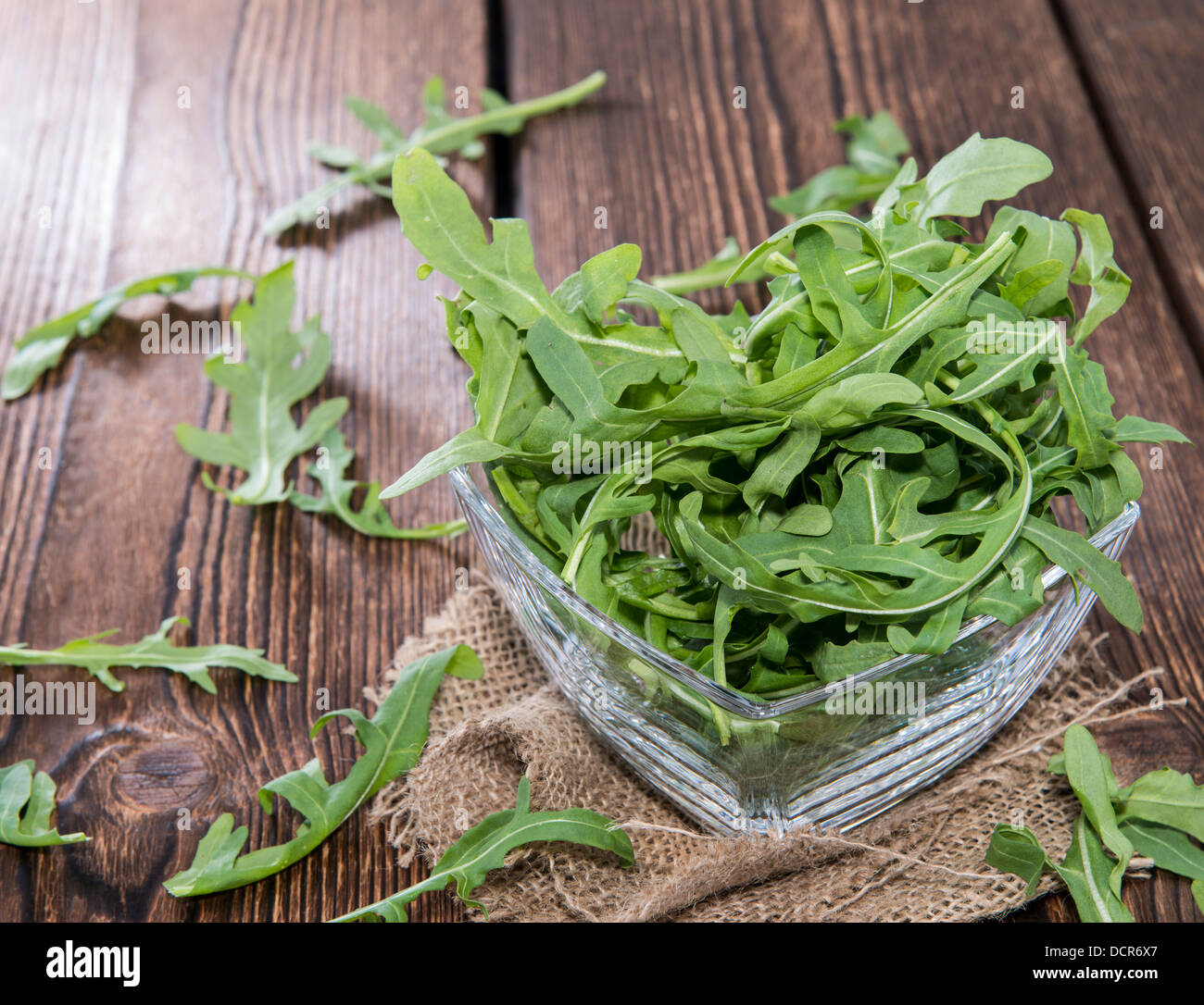 Frischer Rucola-Salat auf hölzernen Hintergrund Stockfoto