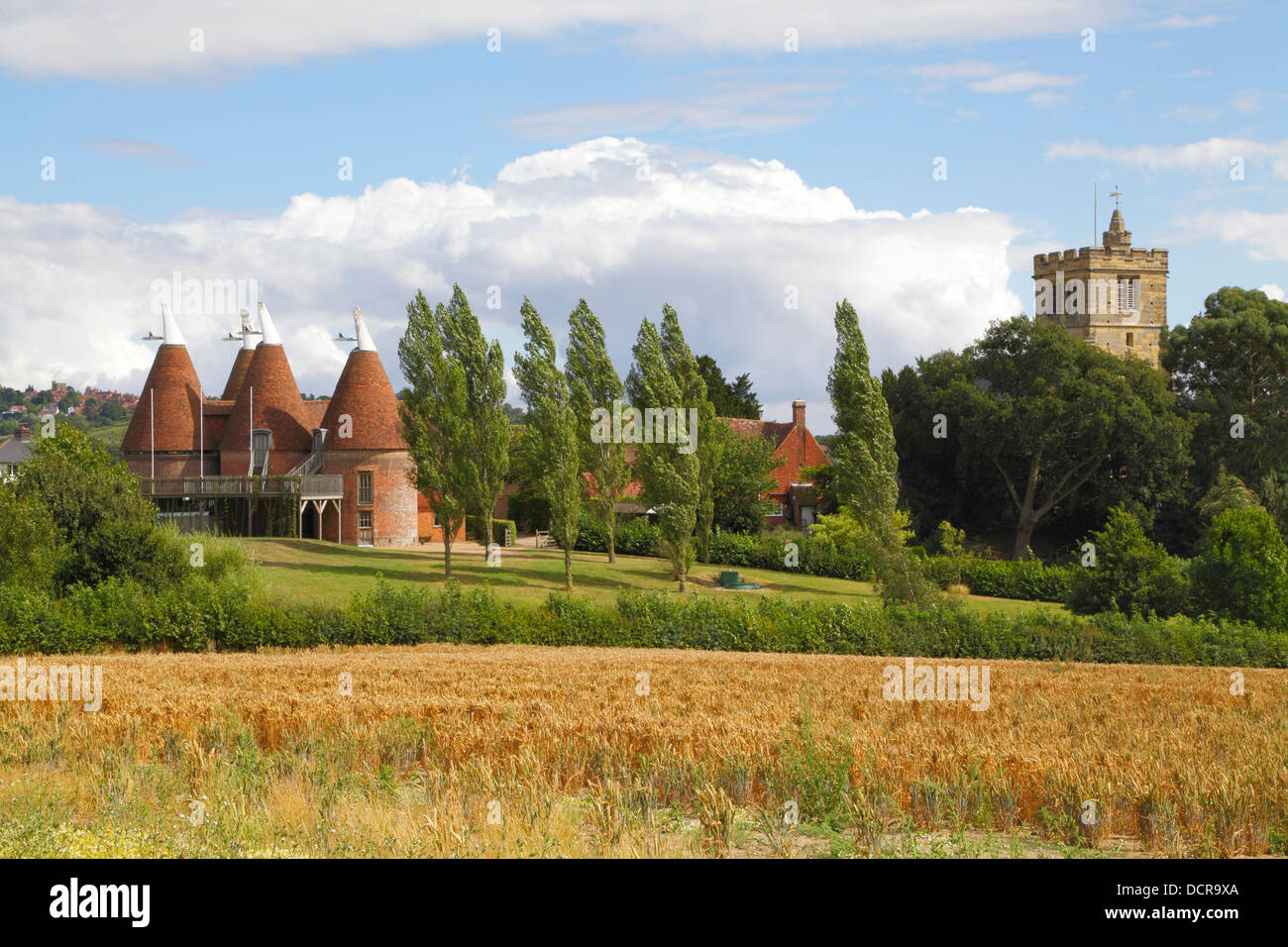 Vier Brennofen konvertiert Oast House und Horsmonden Kirche Kent England UK Stockfoto