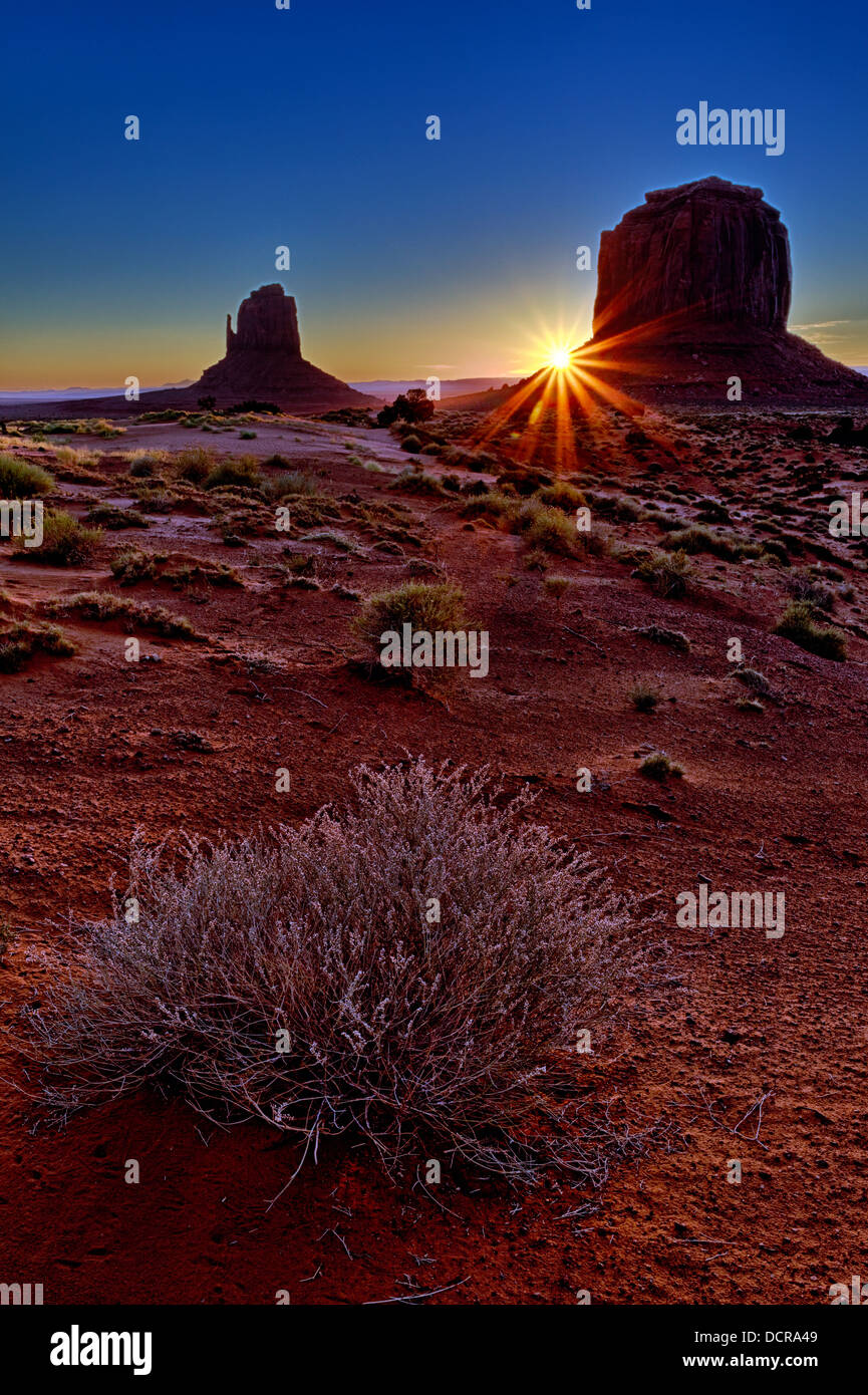 berühmte Monument Valley bei Sonnenaufgang Stockfoto