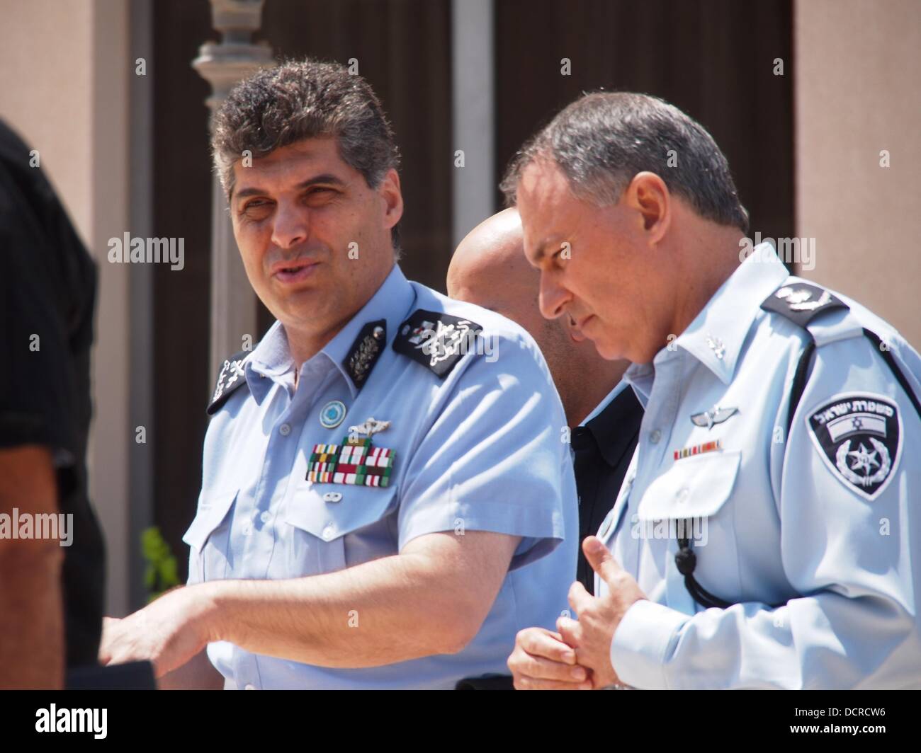 Jericho, Palästina. 21. August 2013. Israel Polizei-Beauftragter, YOHANAN DANINO (R) und Generalmajor HAZIM ATTALLAH (L) Chef der palästinensischen Zivilpolizei, verlassen eine Konferenz im Hotel Intercontinental Jericho zusammen.  Dritten Polizei Direktion Generalkonferenz findet in Jericho fasst zwei Jahren diskrete Zusammenarbeit zwischen Israel, Jordanien und Palästina Polizei, unter Schirmherrschaft der USA, in Fragen der grenzüberschreitenden Strafverfolgung und beiderseitigen Interessen. © Nir Alon/Alamy Live-Nachrichten Stockfoto