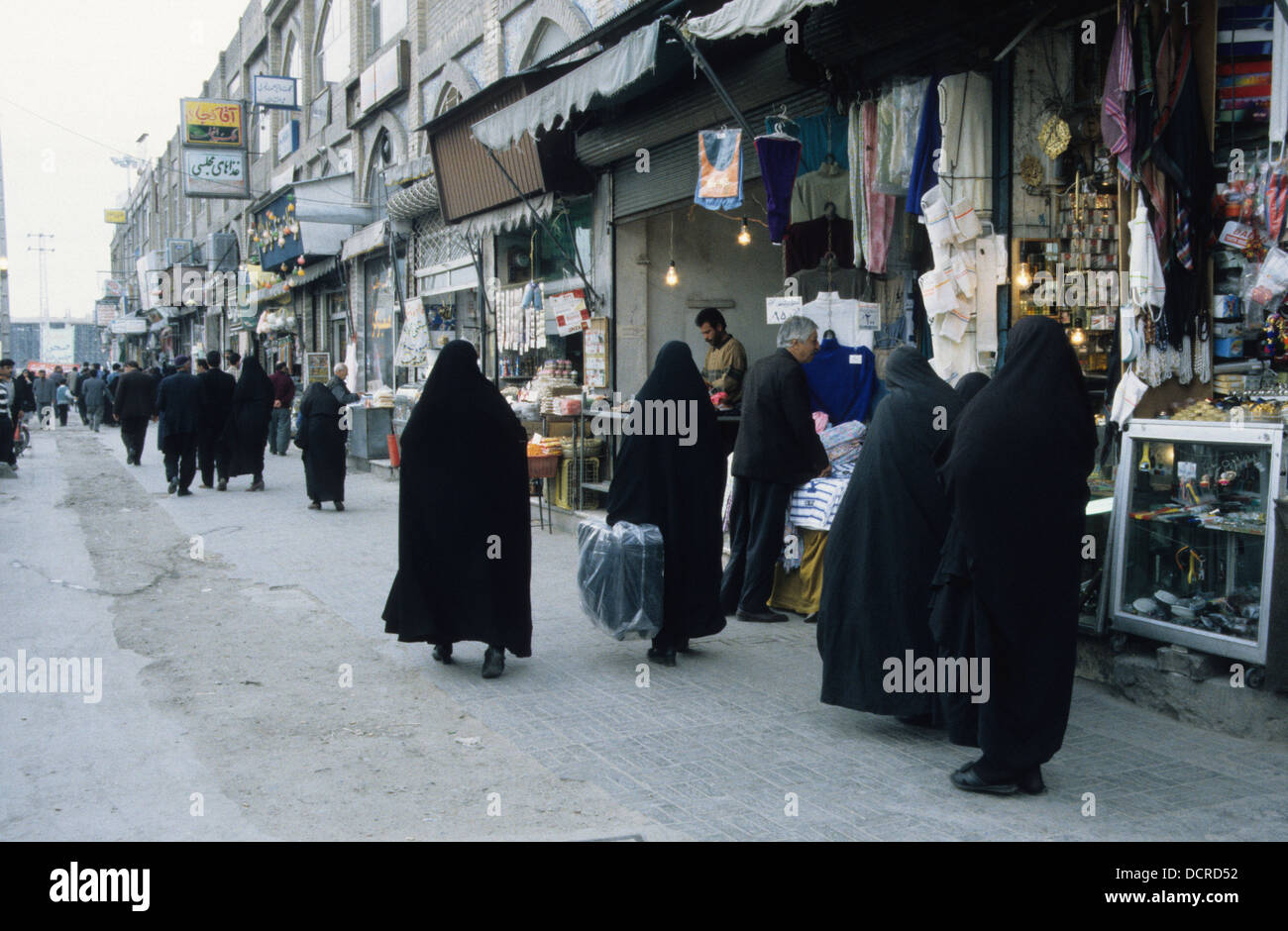 Frauen im Tschador auf der Straße in Shiraz, Provinz Fars, Iran Stockfoto