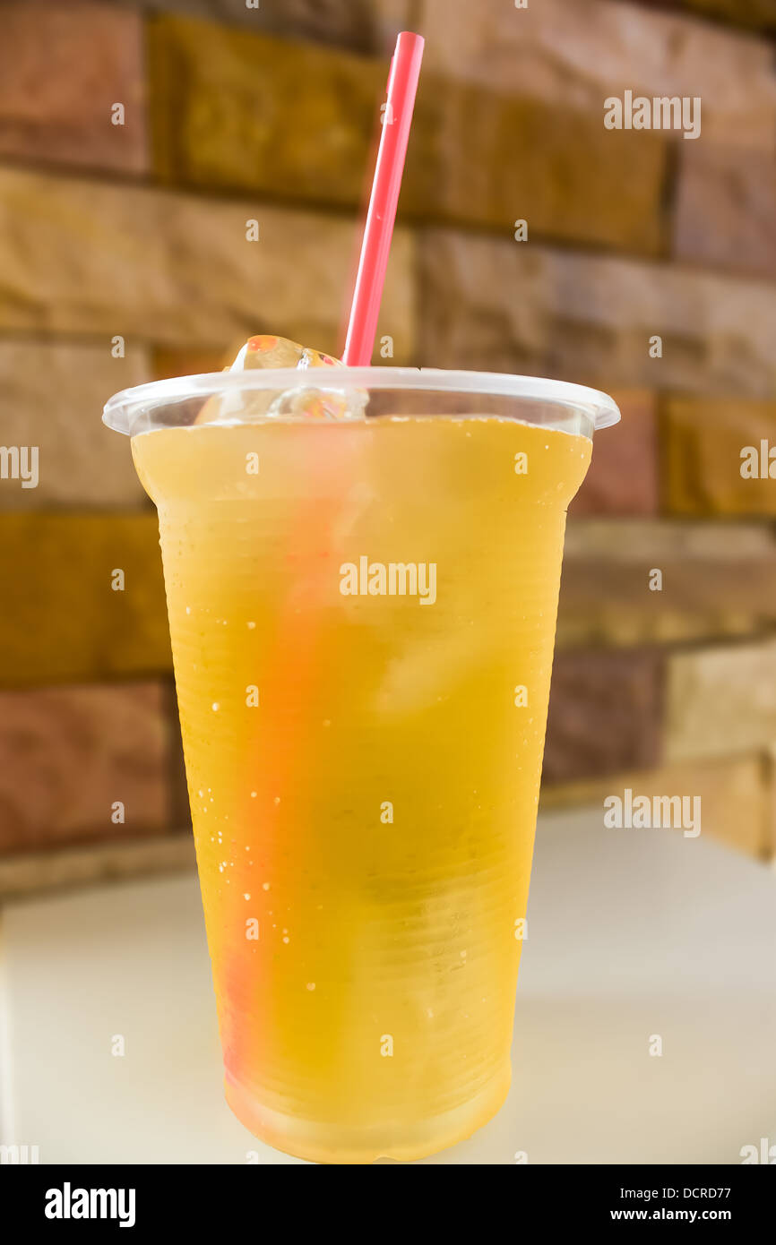 Ein Glas gefüllt mit Eistee und Eiswürfel an die Spitze. Stockfoto