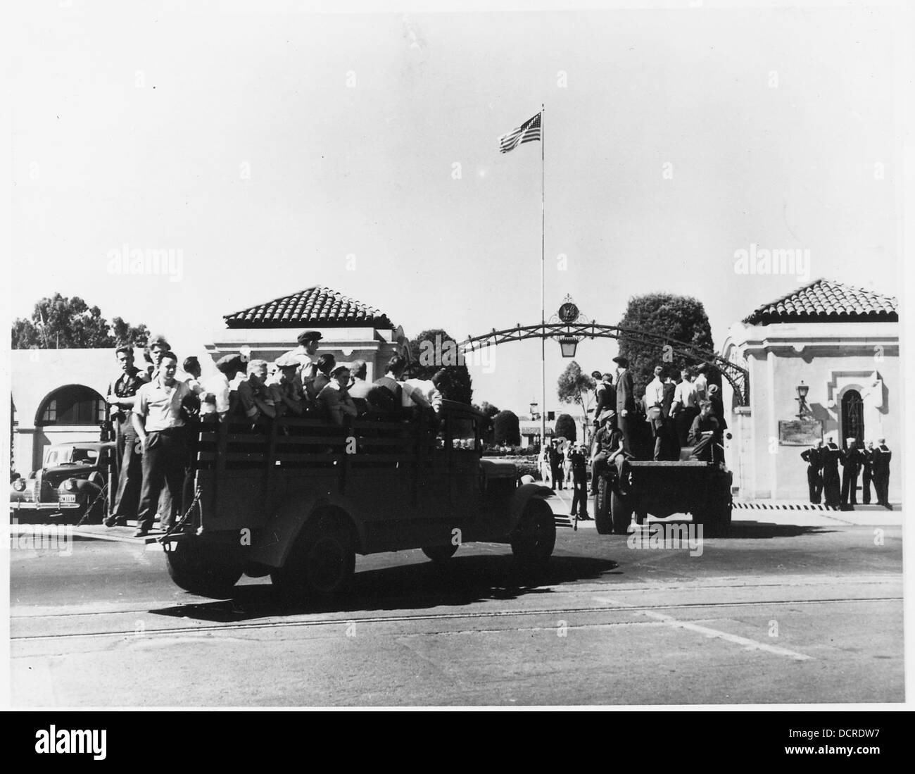 LKW-Ladungen von Rekruten treffen am Haupttor des Naval Training Center in San Diego ein und markieren den Beginn ihrer militärischen Ausbildung. Stockfoto
