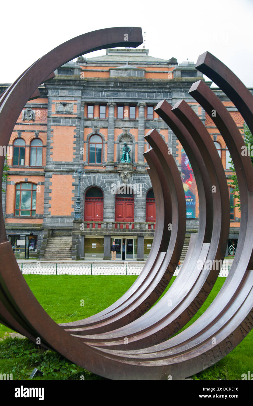 Skulptur im Garten am Kunstmuseum Bergen, Bergen, Bryggen, Norwegen, Skandinavien, Nordeuropa. Stockfoto