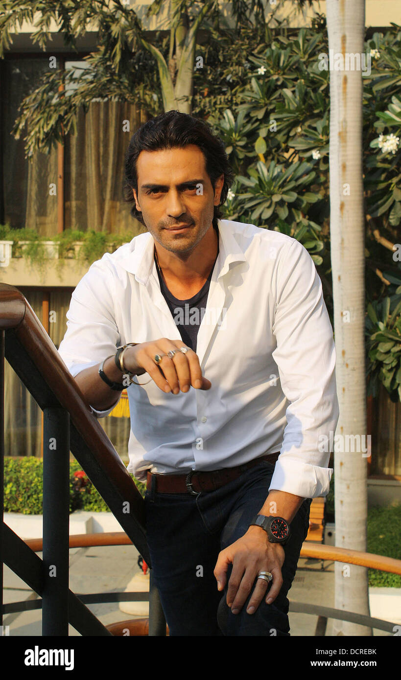 Bollywood Schauspieler Arjun Rampal Posen für Medien bei einem Fototermin zur Förderung Starworlds neuen Teleserial "Hate u was er liebt" ist Neu-Delhi, Indien - 15.11.11 Gastgeber. Stockfoto