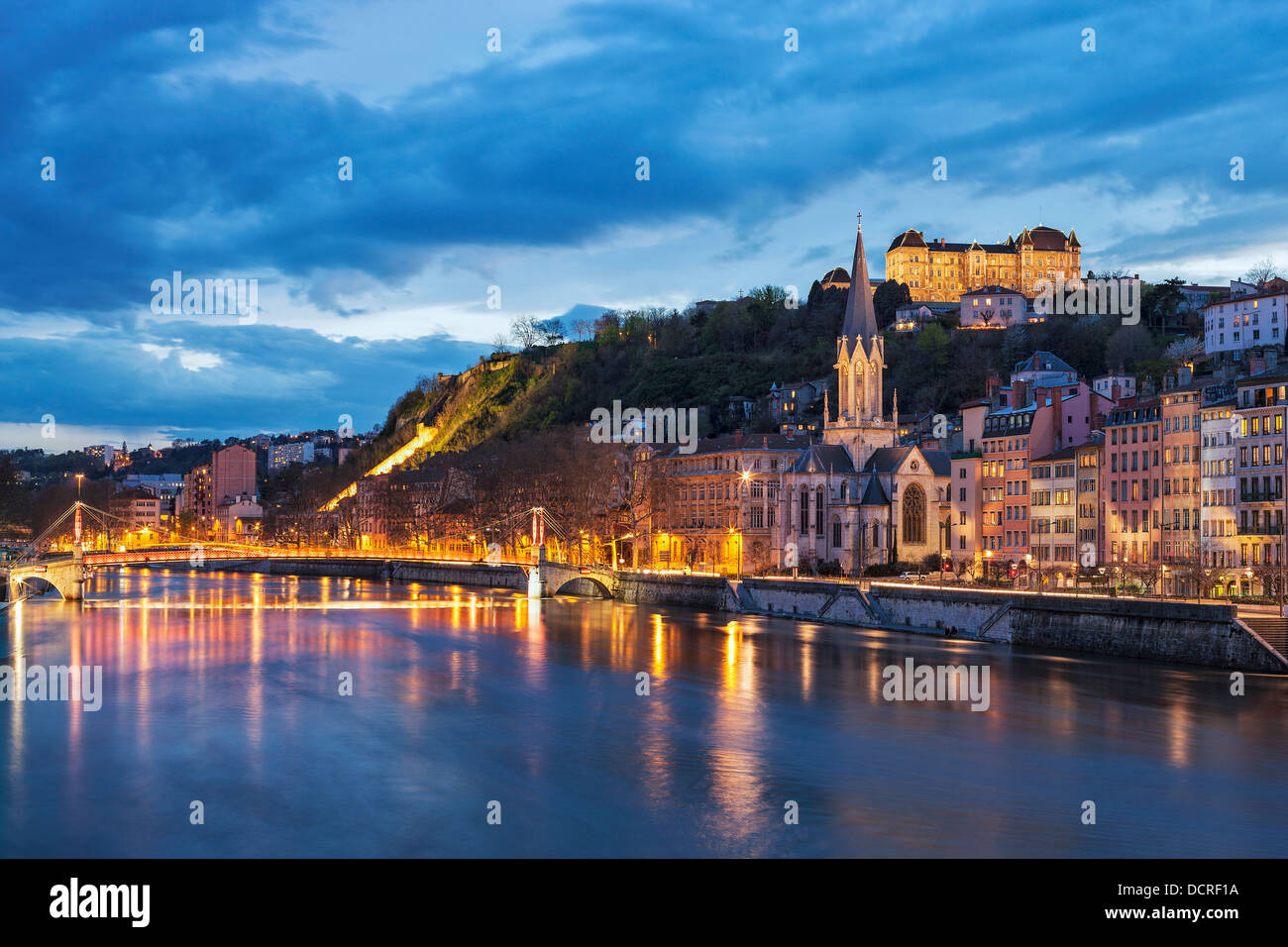 Brücke über den Fluss Saone in der Nacht, Lyon, Frankreich Stockfoto