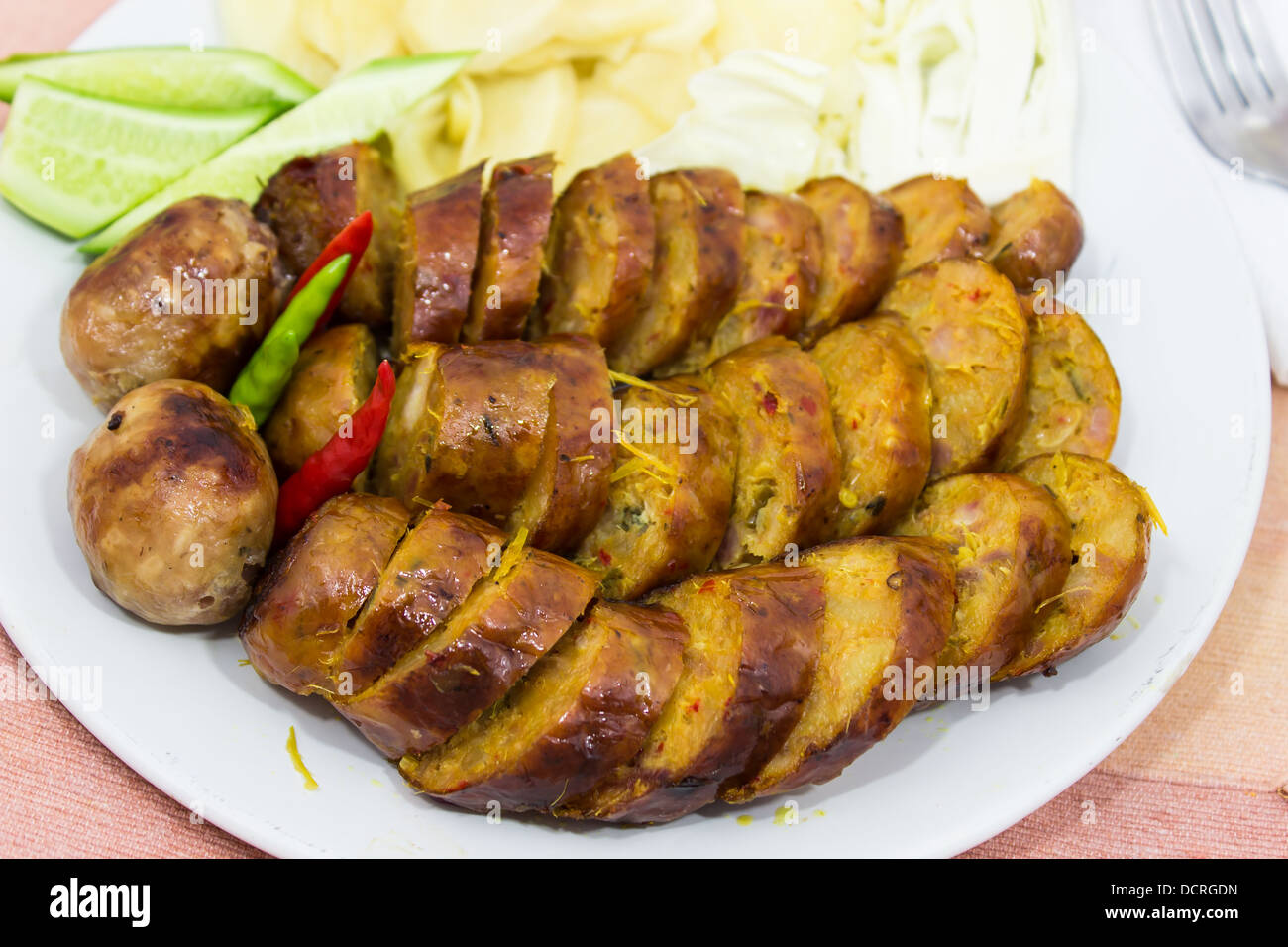 Thai-Food, Würstchen grillen Stil auf Platte aus Nordost-Thailand, Sai entledigt Moo Stockfoto