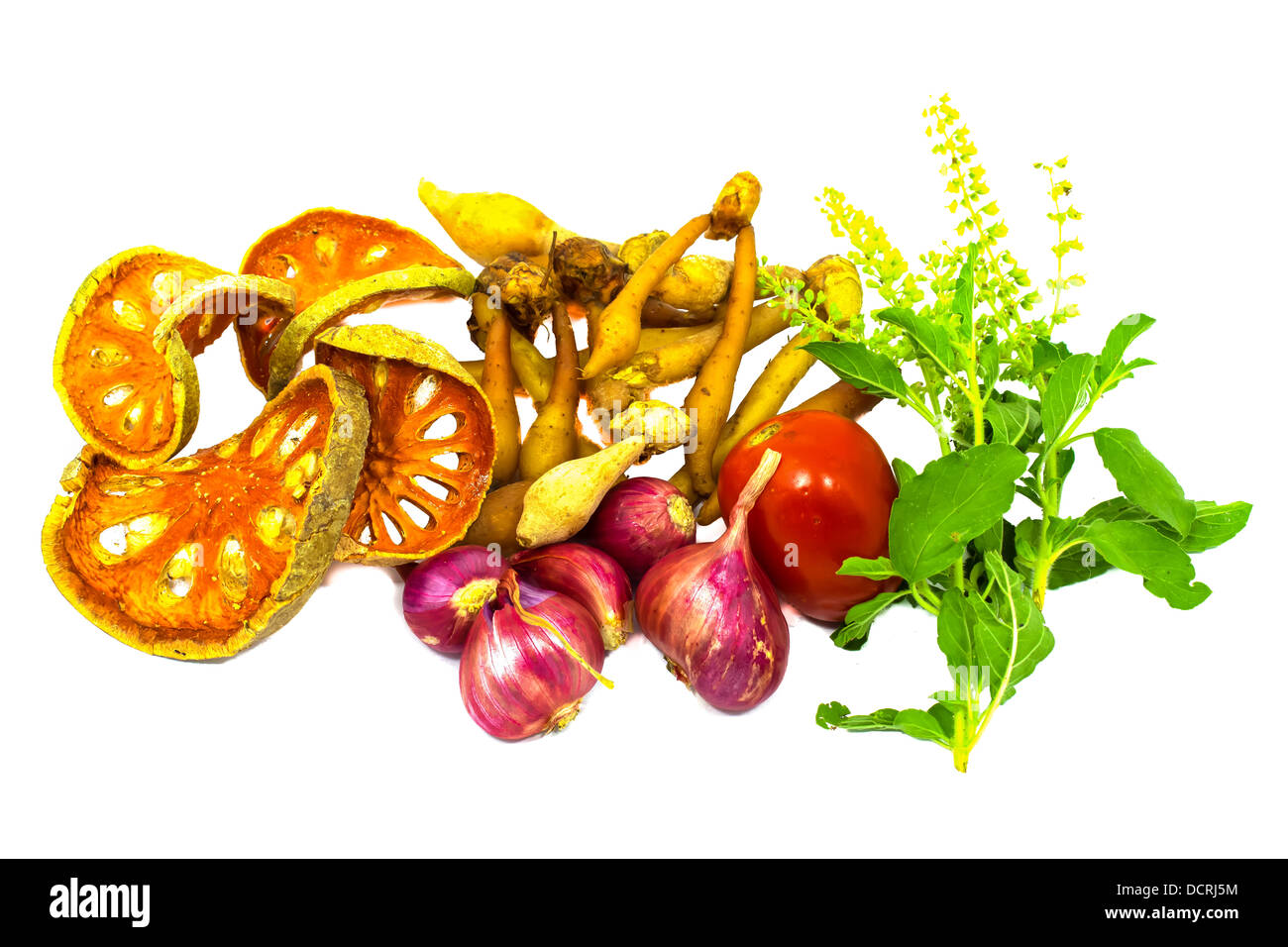 Zutaten für thailändisches Essen. Enthält Fingerwurz, Tomate, Brote, Basilikum, getrocknete Quitten. Mehr Obst und Gemüse. Stockfoto