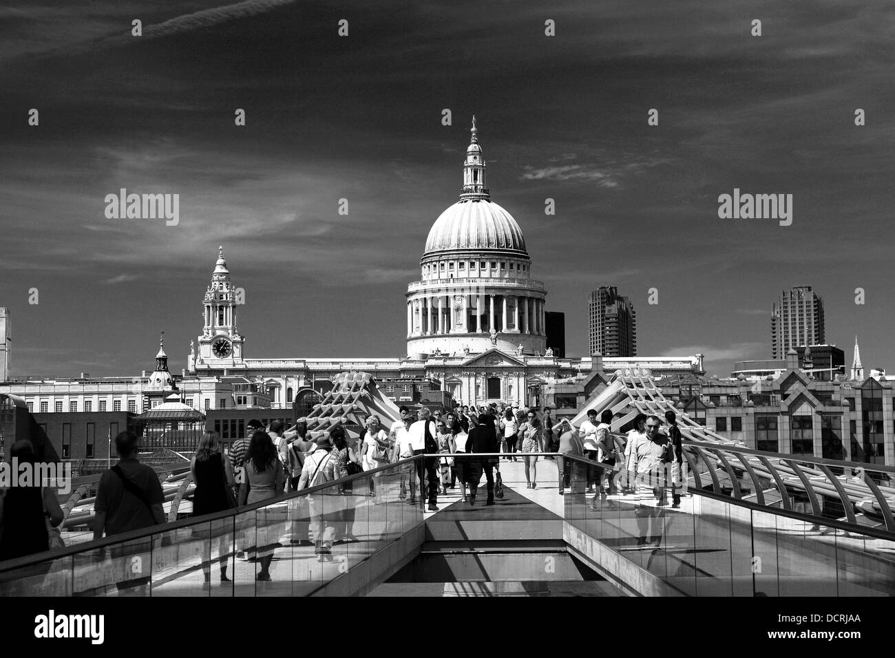 Die Millennium Bridge und St. Pauls Cathedral, River Thames, Nordufer, London City, England, Vereinigtes Königreich Stockfoto