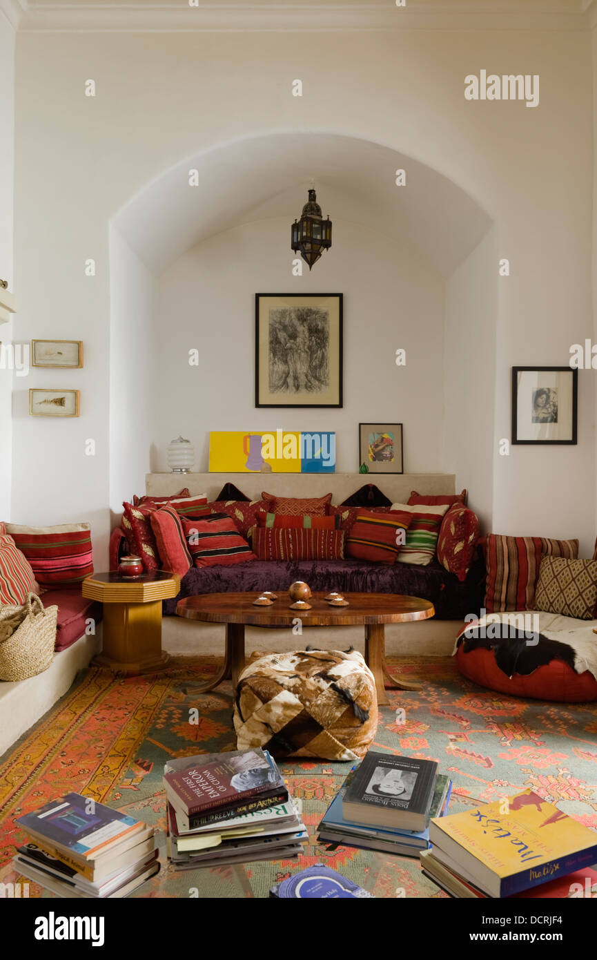 Marokkanischen Stil Wohnbereich mit eingelassenen Sitzgelegenheiten Stockfoto