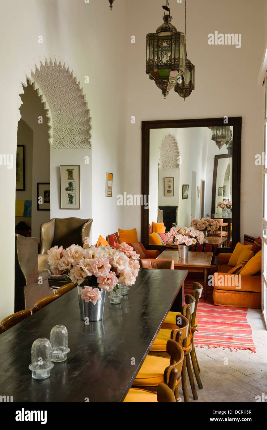 Esszimmer mit marokkanischen Stil Laternen und orange und gelbe Stoffe Stockfoto