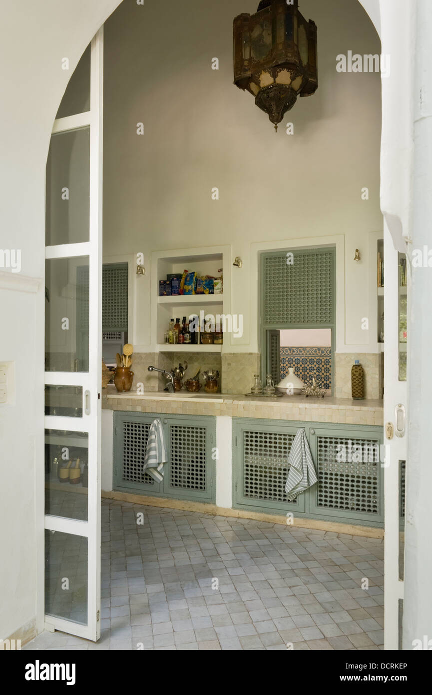 Küche im marokkanischen Stil mit hohen Decken und gefliesten foor Stockfoto