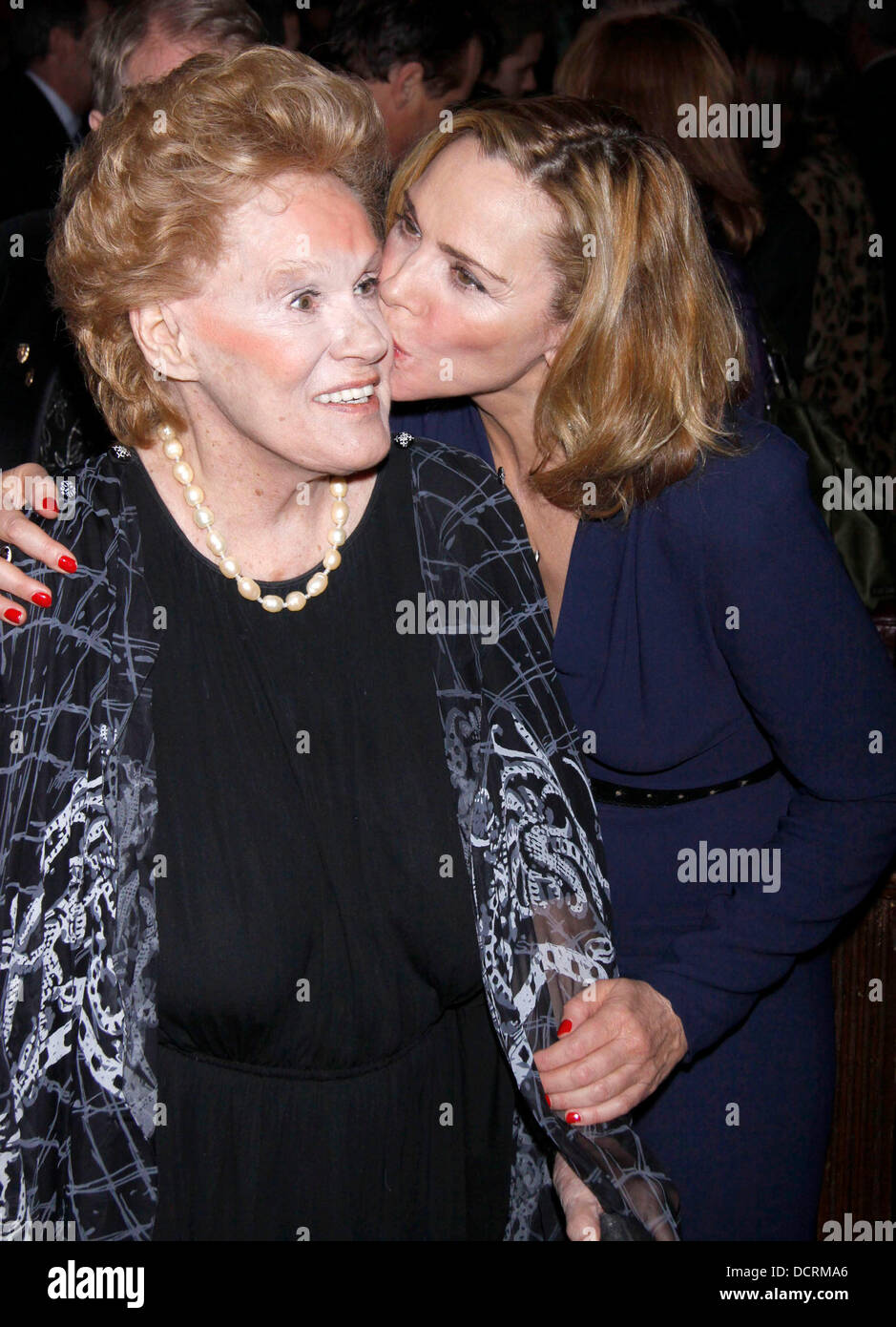 Tammy Grimes und Kim Cattrall Broadway Öffnung Nacht nach der Party für 'Private Lives' hielt im Bond 45 Times Square Restaurant New York City, USA - 17.11.11 Stockfoto