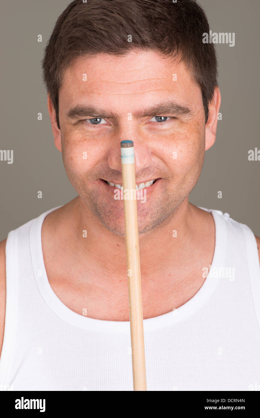 Porträt von Erwachsenen glücklich mit Billard cue Stockfoto