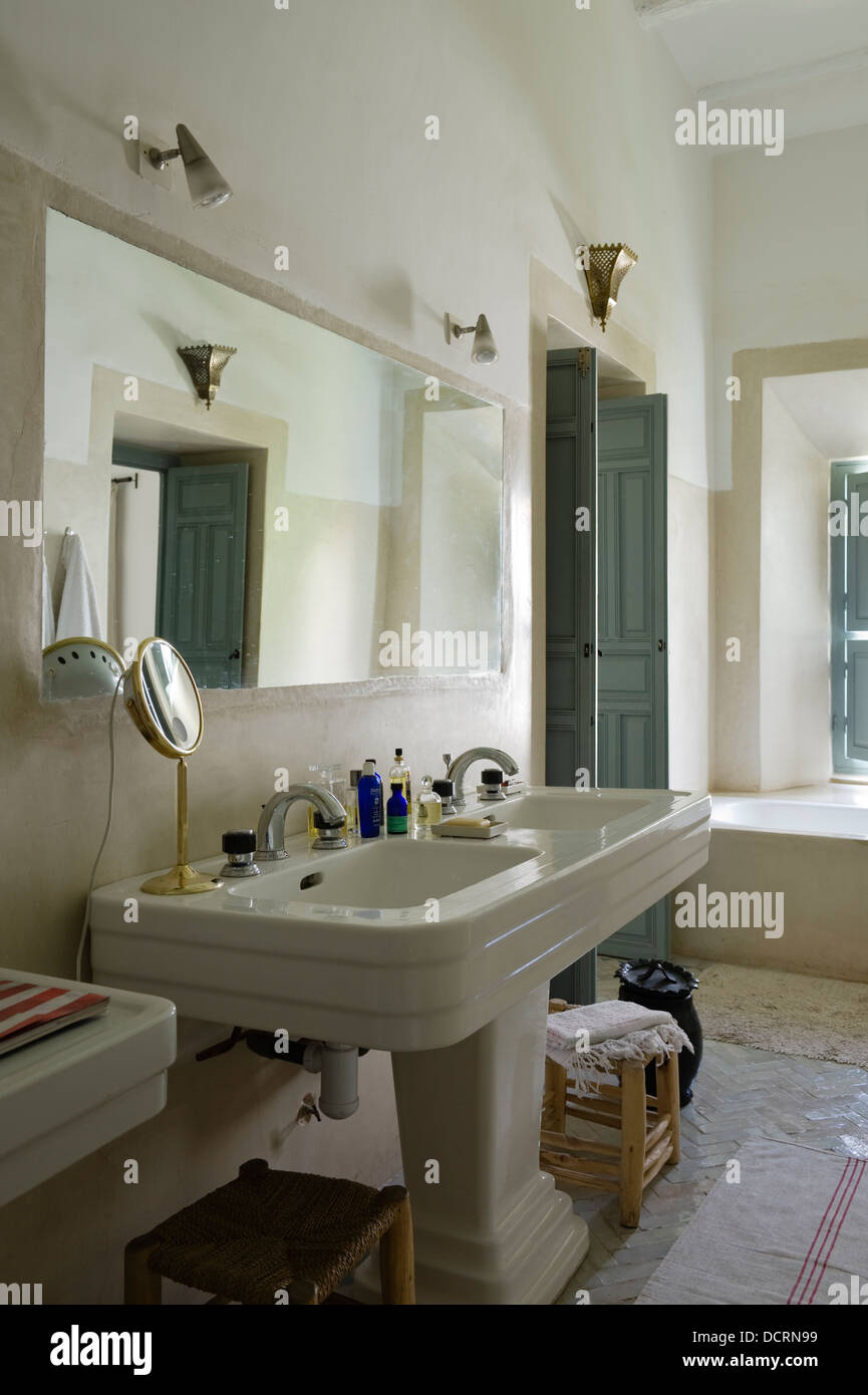 Sein und ihr unter Spiegel im marokkanischen Stil Badezimmer Waschbecken Stockfoto