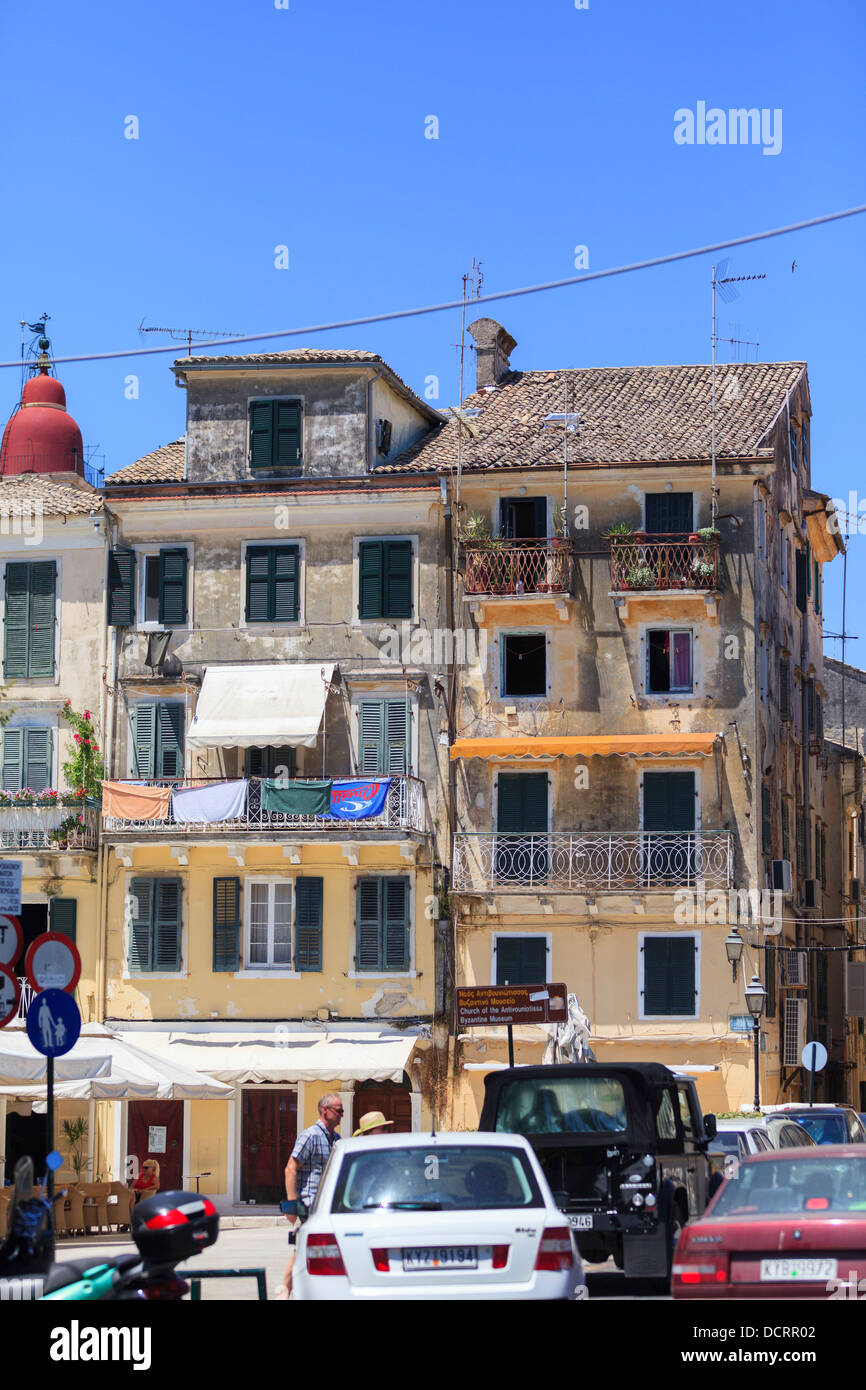 Traditionellen mehrstöckigen Häusern in der Altstadt von Korfu-Stadt Stockfoto
