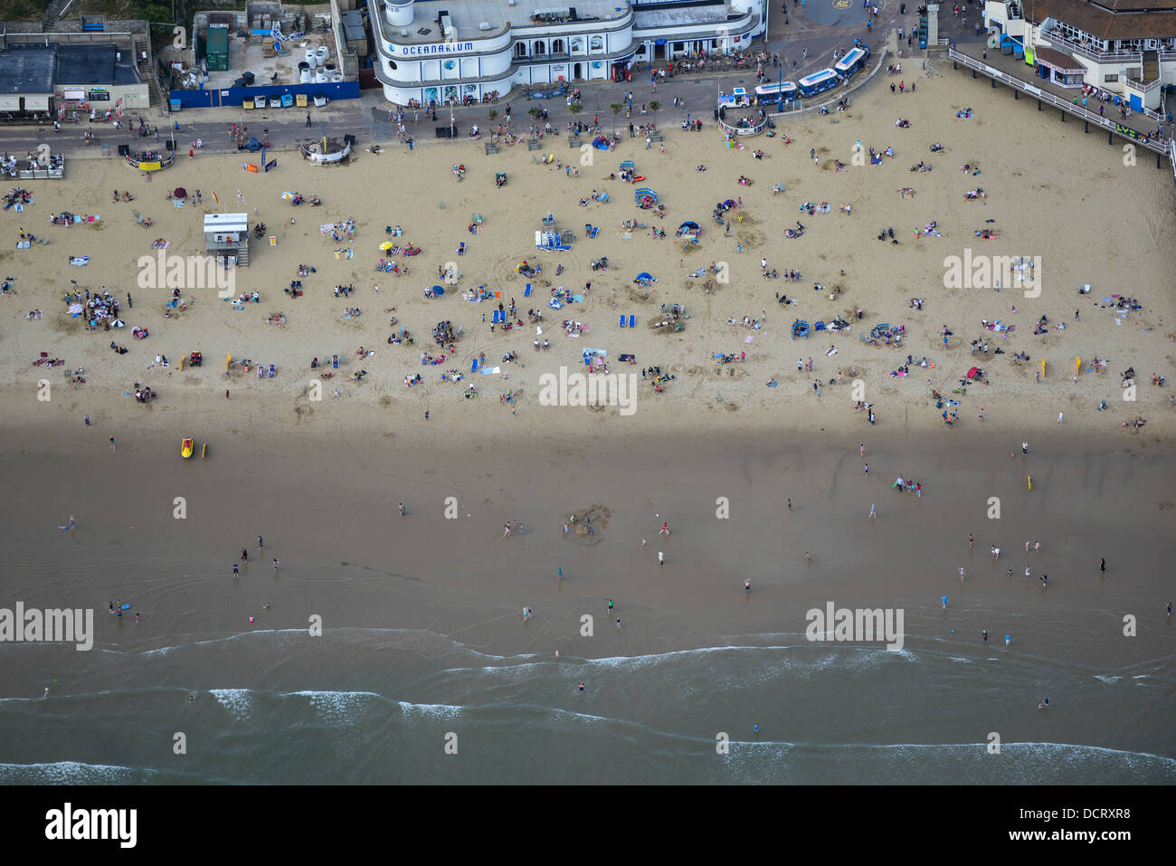 Luftaufnahme von Bournemouth Beach im Sommer. Stockfoto