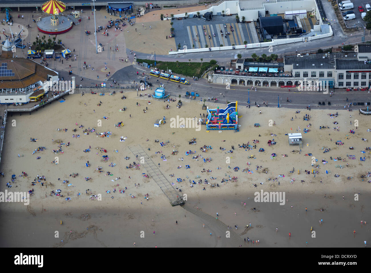 Luftaufnahme von Bournemouth Beach im Sommer. Stockfoto