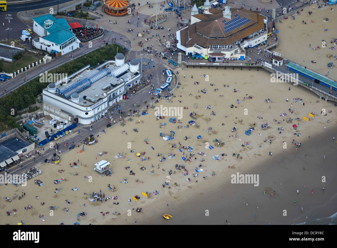 Luftaufnahme von Bournemouth Beach im Sommer. Stockfoto