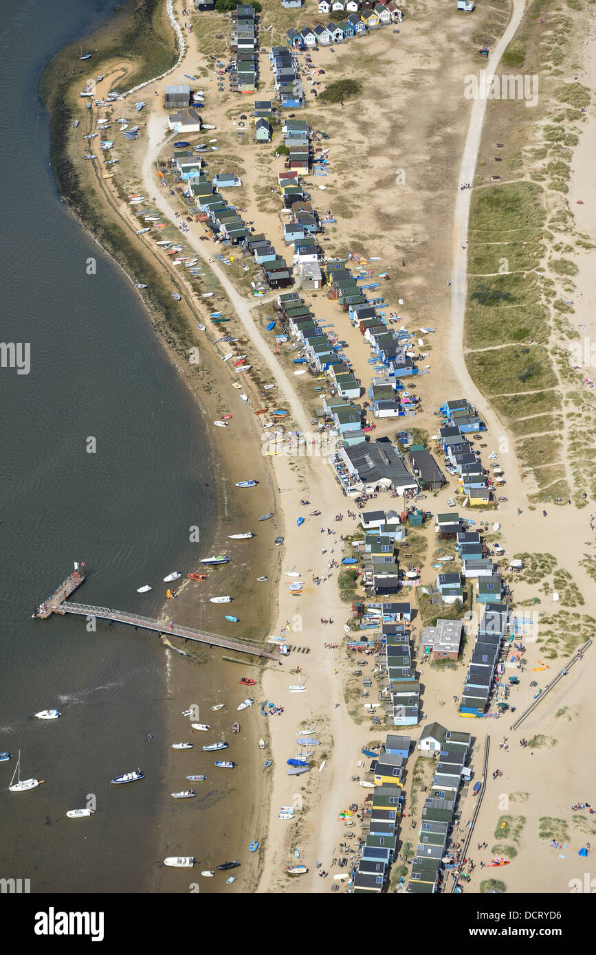 Luftbild der Strandhütten und Menschen am Strand von Hengistbury Head, Christchurch, Dorset Stockfoto