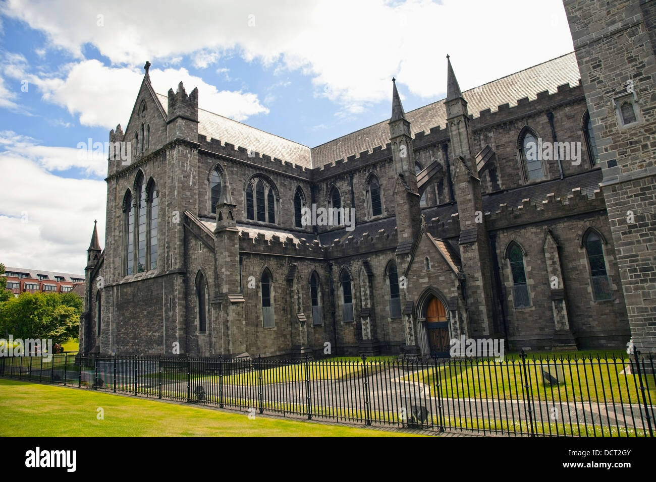 Eine Kirche Gebäude umgeben von einem Zaun aus Eisen; County Wicklow, Irland Stockfoto