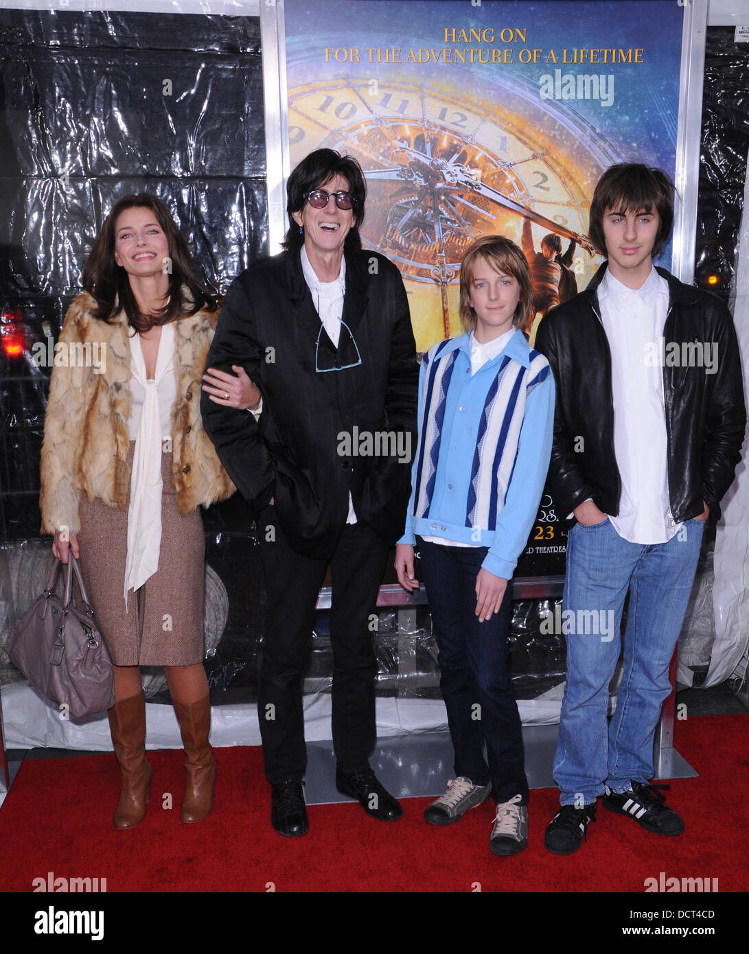 photo Paulina Porizkova Children https www alamy de stockfoto paulina porizkova ric ocasek und ihre sohne hugo premiere statt an der ziegfeld theater new york city usa 211111 59537309 html