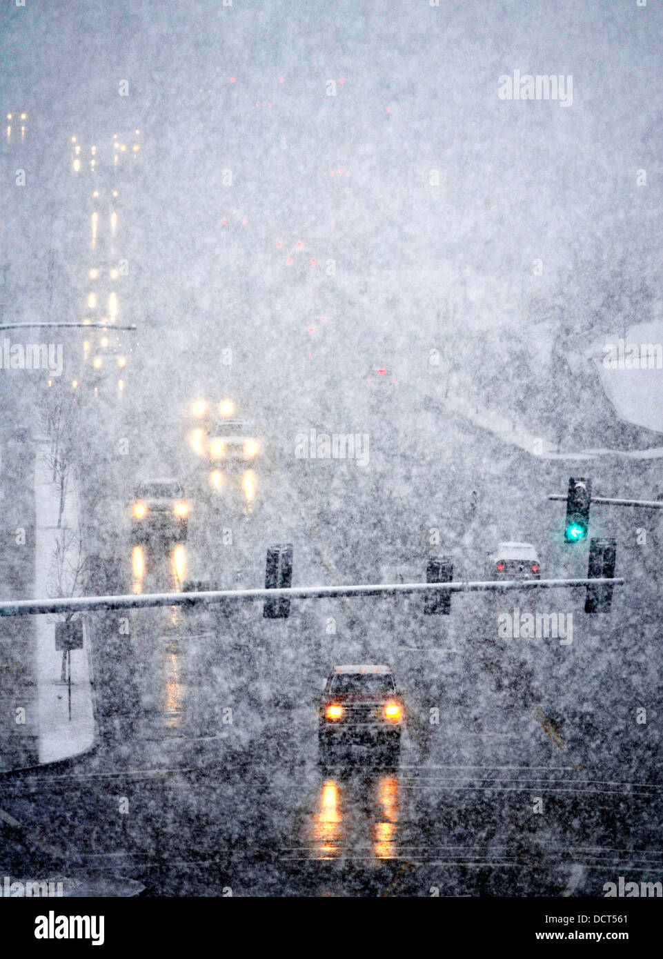 Schneereiche Winter Straße mit Autos fahren auf der Fahrbahn im Schneesturm Stockfoto