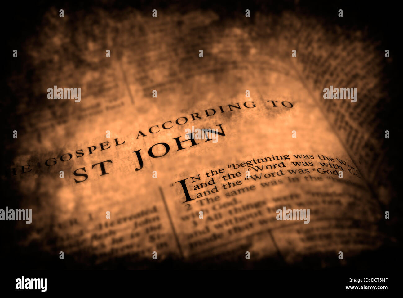 Geöffneten Seiten der Bibel isoliert auf weißem Hintergrund Stockfoto