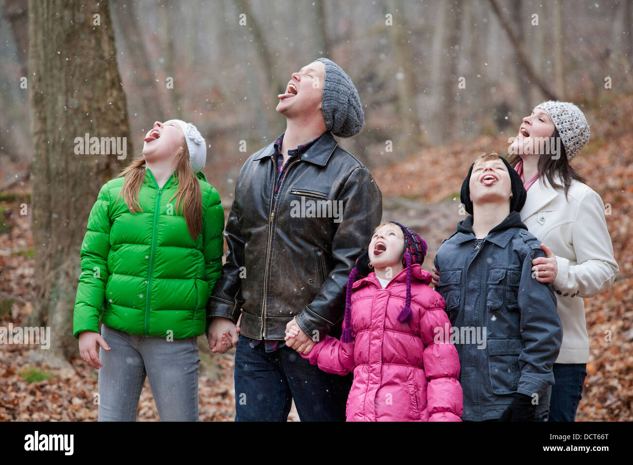 Eine Familie, die Schneeflocken auf ihren Zungen fangen; Grimsby, Ontario, Kanada Stockfoto