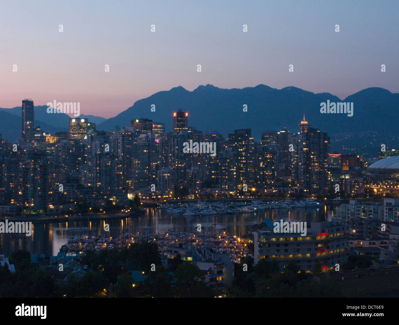 FALSE CREEK SKYLINE VON DOWNTOWN VANCOUVER BRITISH COLUMBIA KANADA Stockfoto