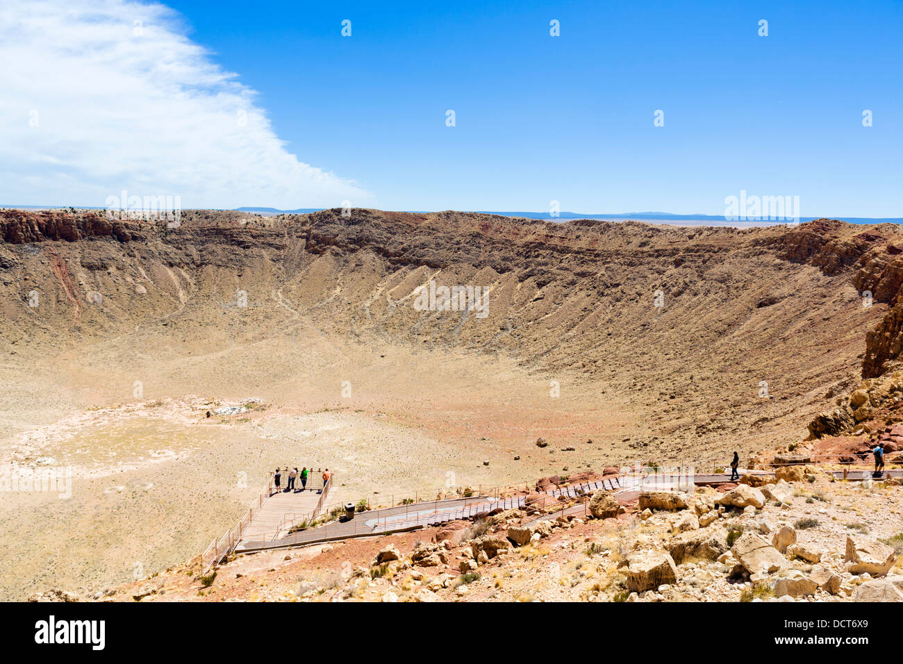 Touristen auf der Rim Overlook, Meteor-Krater (auch bekannt als Barringer Crater) in der Nähe von Winslow, Arizona, USA Stockfoto
