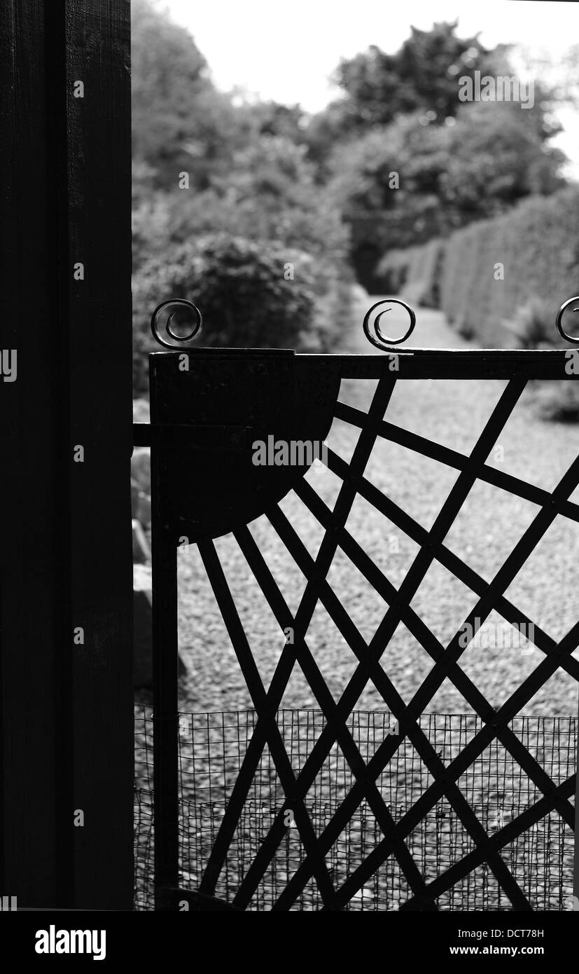 Blick durch die Tür in den Walled Garden in Dunvegan Castle auf der Isle Of Skye Stockfoto