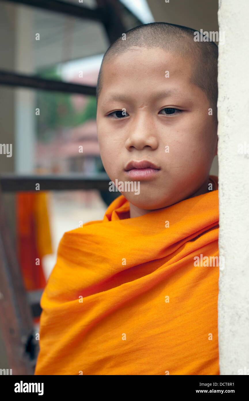 Junger Mönch im Tempel, Thailand Stockfoto