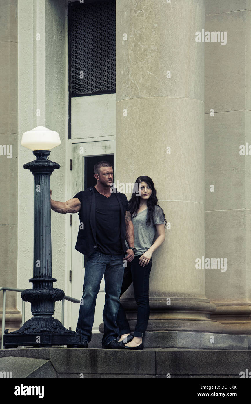 Mann und Frau im urbanen Umfeld mit einem Spion-Film-Thema Stockfoto
