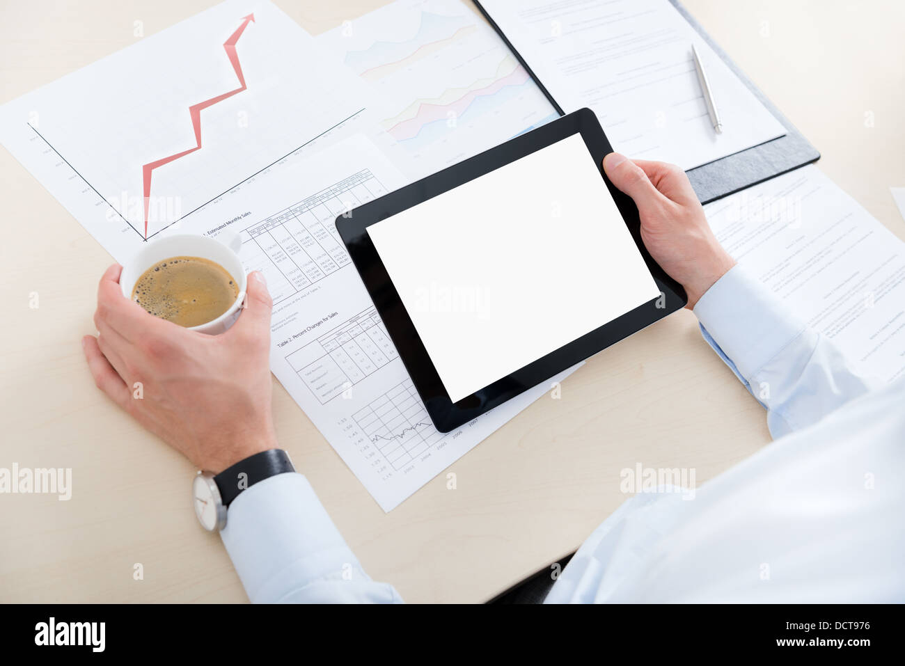 Geschäftsmann mit Digitalrechner Stockfoto